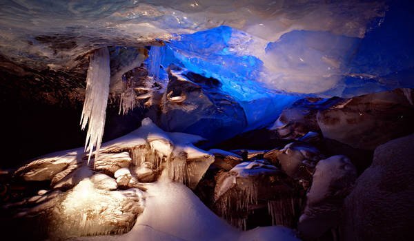 Eisskulpturen in der Lavahöhle Lofthellir